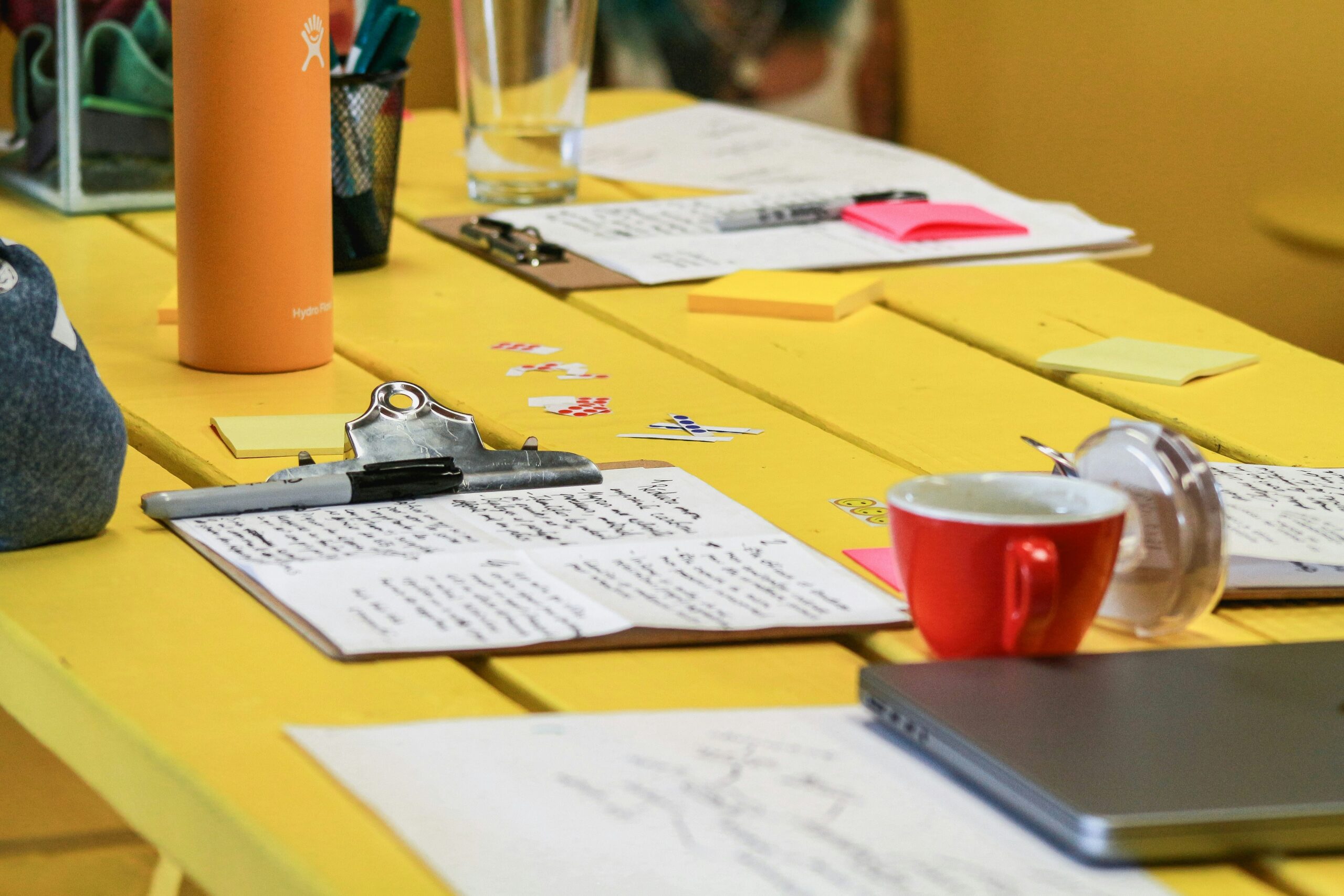 起業や創業準備に向けて計画を立てる小規模チームのイメージ。